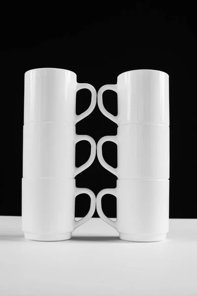Disposizione di sei tazze bianche con una maniglia. Fondo nero — Foto Stock