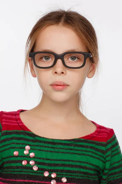 Retrato de menina de 8 anos em copos e uma camisola em um carmesim e listras verdes. Sessão de fotos estúdio — Fotografia de Stock