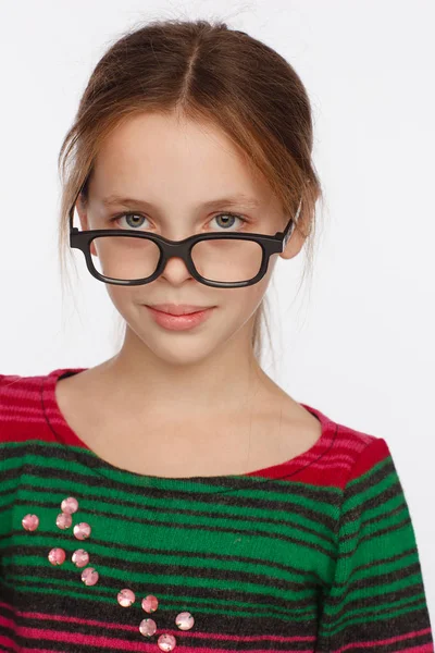 Retrato de menina de 8 anos em copos e uma camisola em um carmesim e listras verdes. Sessão de fotos estúdio — Fotografia de Stock