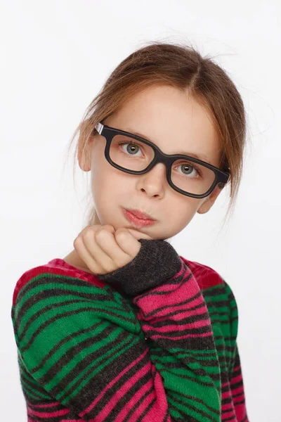 Retrato de menina de 8 anos em copos e uma camisola em um carmesim e listras verdes. Sessão de fotos estúdio — Fotografia de Stock