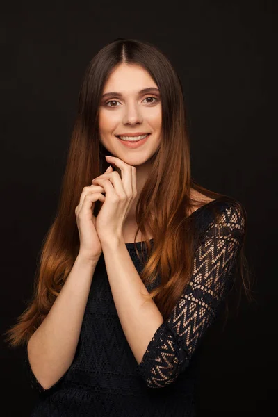 Retrato de una mujer hermosa con el pelo largo liso y emoción interesante. Estudio sesión de fotos —  Fotos de Stock