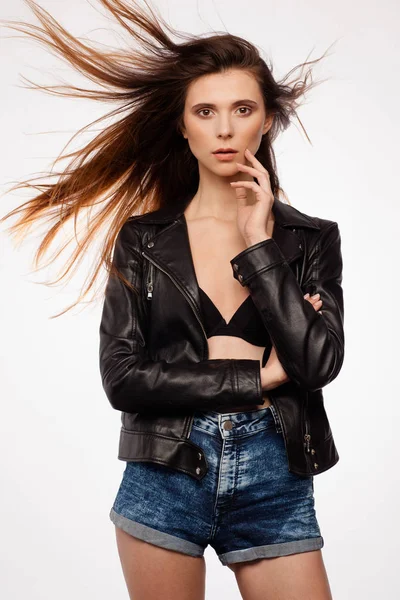 一个美丽的性感模型的肖像在黑色皮夹克, 胸罩和牛仔短裤 — 图库照片