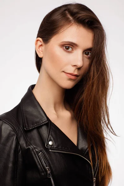 Портрет красивой сексуальной модели в черной кожаной куртке. Волосы на ветру — стоковое фото