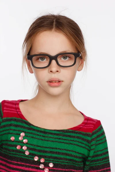 Retrato de menina de 8 anos em copos e uma camisola em um carmesim e listras verdes. Sessão de fotos estúdio — Fotografia de Stock