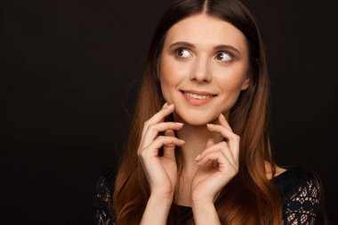 Düz uzun saçlı ve ilginç duygu ile güzel bir kadının portresi. Stüdyo fotoğraf oturumu