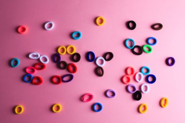 Rastgele çok renkli saç lastikler yalan bir sürü fotoğraf