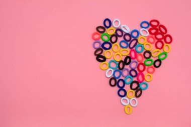 Çok renkli saç lastikler şeklinde kalp şekli