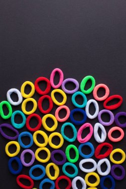 Rastgele çok renkli saç lastikler yalan bir sürü fotoğraf
