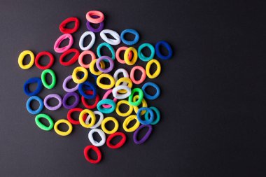 Rastgele çok renkli saç lastikler yalan bir sürü fotoğraf