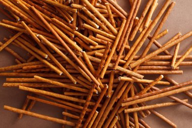 Kahverengi kağıt arka plan üzerinde gevrek ekmek saman