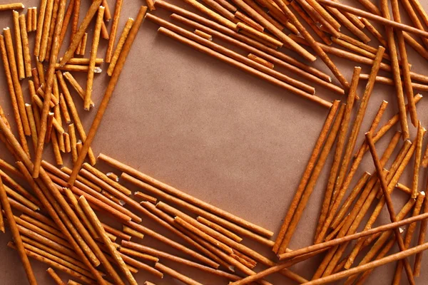 Jerami roti renyah pada latar belakang kertas coklat — Stok Foto