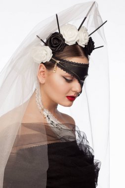 Yin Yang sanat konseptinde ilginç bir kadının fotoğrafı. Siyah beyaz renklerde