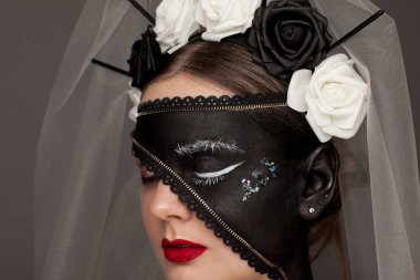 Yin Yang sanat konseptinde ilginç bir kadının fotoğrafı. Siyah beyaz renklerde