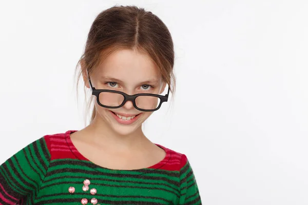 Portrait d'une fillette de 8 ans dans des lunettes et un pull dans un cramoisi et rayures vertes. Séance photo Studio — Photo