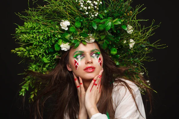 緑のリボンと彼女の頭の上に枝を持つ白いドレスを着た美しい女性の肖像画。クリエイティブメイク — ストック写真