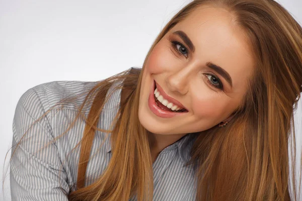 Güzel sarışın bir kadının portresi. Stüdyo fotoğraf oturumu