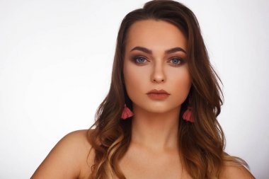 Güzel bir kadının portresi. Stüdyo fotoğraf oturumu