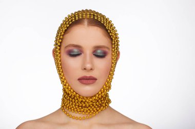 Chaplet kullanarak alışılmadık bir tarzda ilginç bir kadının yaratıcı portresi. Stüdyo fotoğraf oturumu