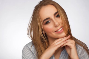 Güzel sarışın bir kadının portresi. Stüdyo fotoğraf oturumu