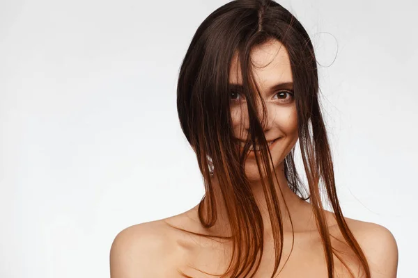 Портрет молодой красивой женщины с волосами, летящими от ветра и обнаженными плечами — стоковое фото