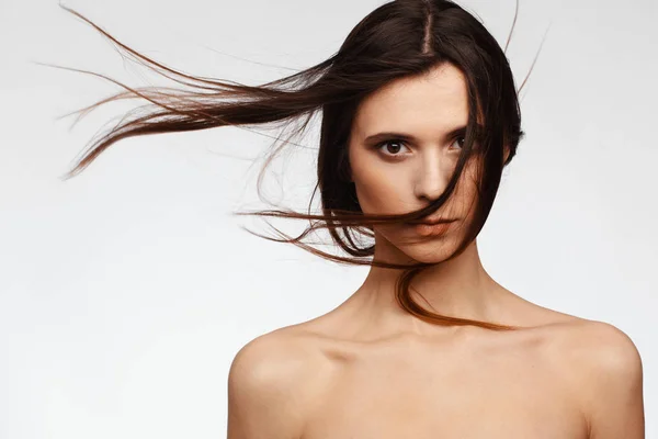風と裸の肩から飛んで髪の若い美しい女性の肖像画 — ストック写真