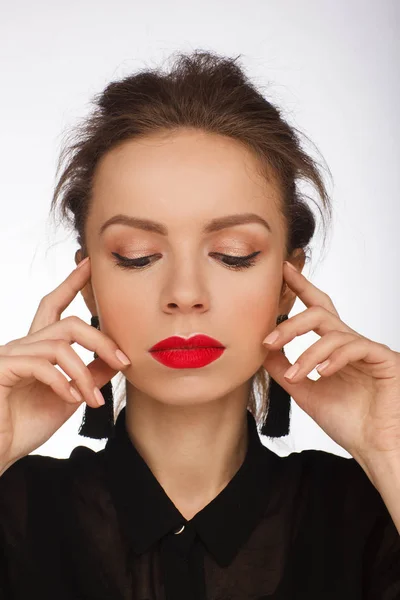 Retrato de una joven con labios rojos, con camisa negra — Foto de Stock