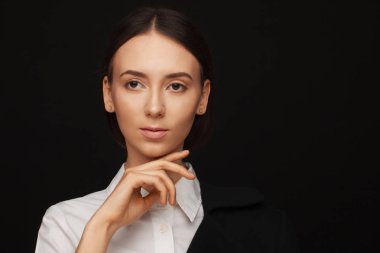 Beyaz gömlek ve siyah ceket güzel bir pasifize kadın portresi. Stüdyo fotoğraf oturumu