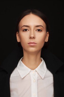 Beyaz gömlek ve siyah ceket güzel bir pasifize kadın portresi. Stüdyo fotoğraf oturumu