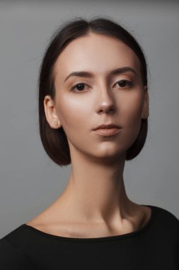 Siyah bluz lu ve orta kısa saçlı güzel bir pasifize kadın portresi. Stüdyo fotoğraf oturumu