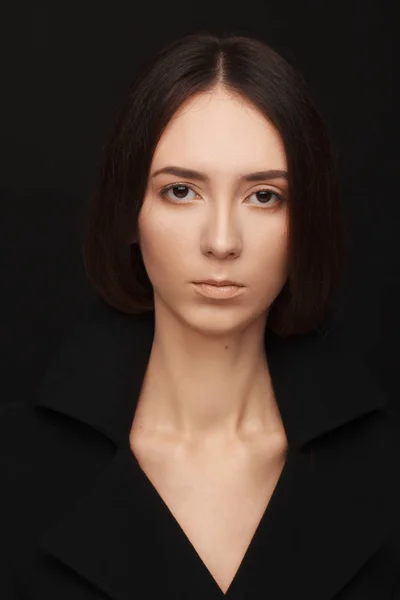 Retrato de una hermosa mujer con una chaqueta negra. Estudio sesión de fotos — Foto de Stock