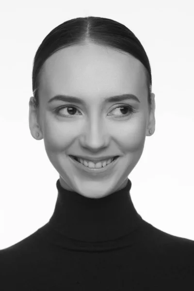 Porträtt av en kvinna med ett intressant utseende i en svart polotröja och med samlat hår — Stockfoto
