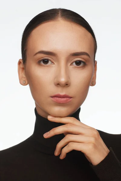 Портрет женщины с интересным внешним видом в черной водолазке и с собранными волосами — стоковое фото