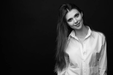 Siyah arka plan üzerinde beyaz gömlek güzel bir kadının siyah beyaz portre