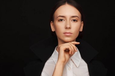 Beyaz gömlek ve siyah ceket güzel bir pasifize kadın portresi. Stüdyo fotoğraf oturumu
