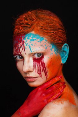 Alışılmadık bir makyaj kullanarak etkileyici yaratıcı bir tarzda bir modelin portresi