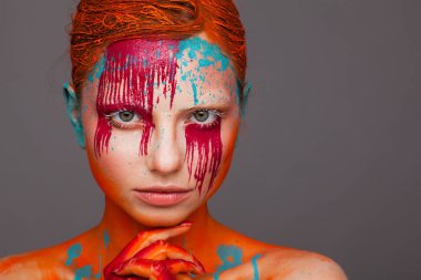 Alışılmadık bir makyaj kullanarak etkileyici yaratıcı bir tarzda bir modelin portresi