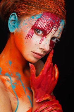 Alışılmadık bir makyaj kullanarak etkileyici yaratıcı bir tarzda bir modelin portresi