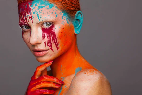Retrato de un modelo en un estilo creativo expresivo con un maquillaje inusual — Foto de Stock