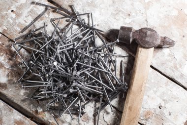 Çekiç ve çiviler. Yapı teması üzerine kompozisyon