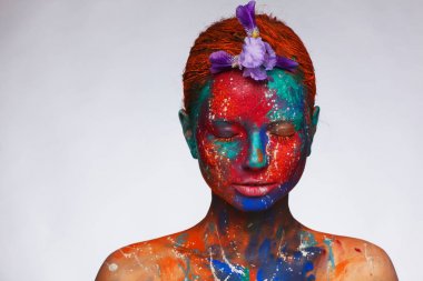 Model üzerinde renkli boyalar kullanarak Yaratıcı fantastik makyaj