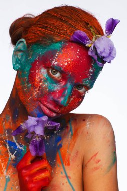 Model üzerinde renkli boyalar kullanarak Yaratıcı fantastik makyaj