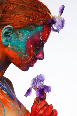 Model üzerinde renkli boyalar kullanarak Yaratıcı fantastik makyaj