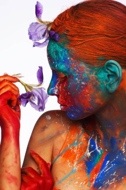 Model üzerinde renkli boyalar kullanarak Yaratıcı fantastik makyaj