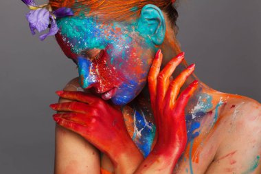 Model üzerinde renkli boyalar kullanarak Yaratıcı fantastik makyaj