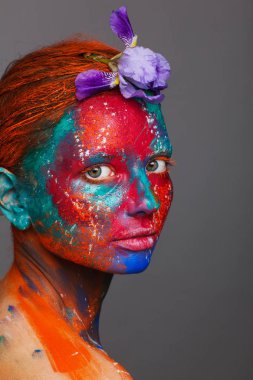 Model üzerinde renkli boyalar kullanarak Yaratıcı fantastik makyaj