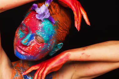 Model üzerinde renkli boyalar kullanarak Yaratıcı fantastik makyaj