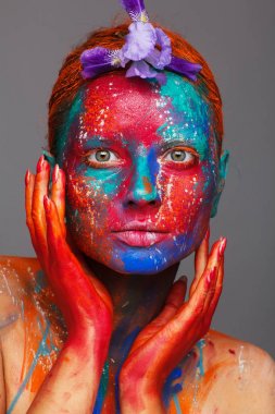 Model üzerinde renkli boyalar kullanarak Yaratıcı fantastik makyaj