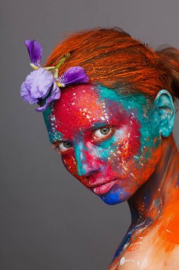 Model üzerinde renkli boyalar kullanarak Yaratıcı fantastik makyaj