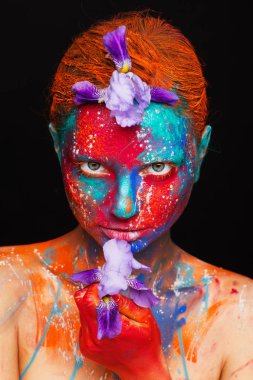 Model üzerinde renkli boyalar kullanarak Yaratıcı fantastik makyaj