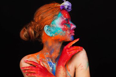 Model üzerinde renkli boyalar kullanarak Yaratıcı fantastik makyaj